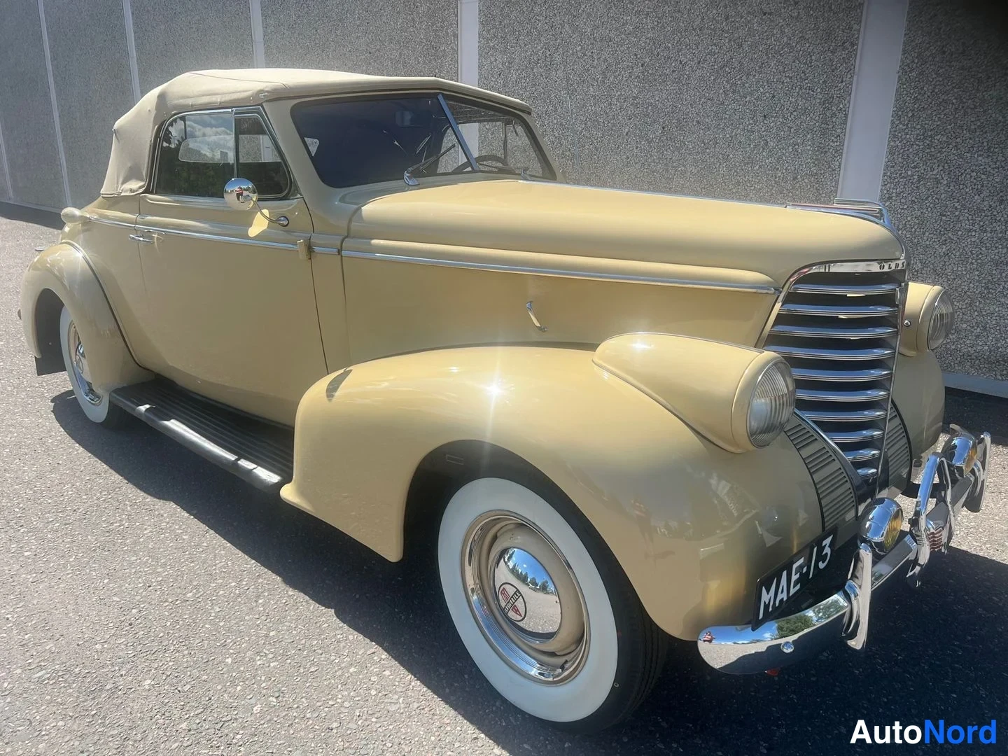 Beige Oldsmobile Coupe F 1938, snett framifrån, fronten åt höger, bild 4