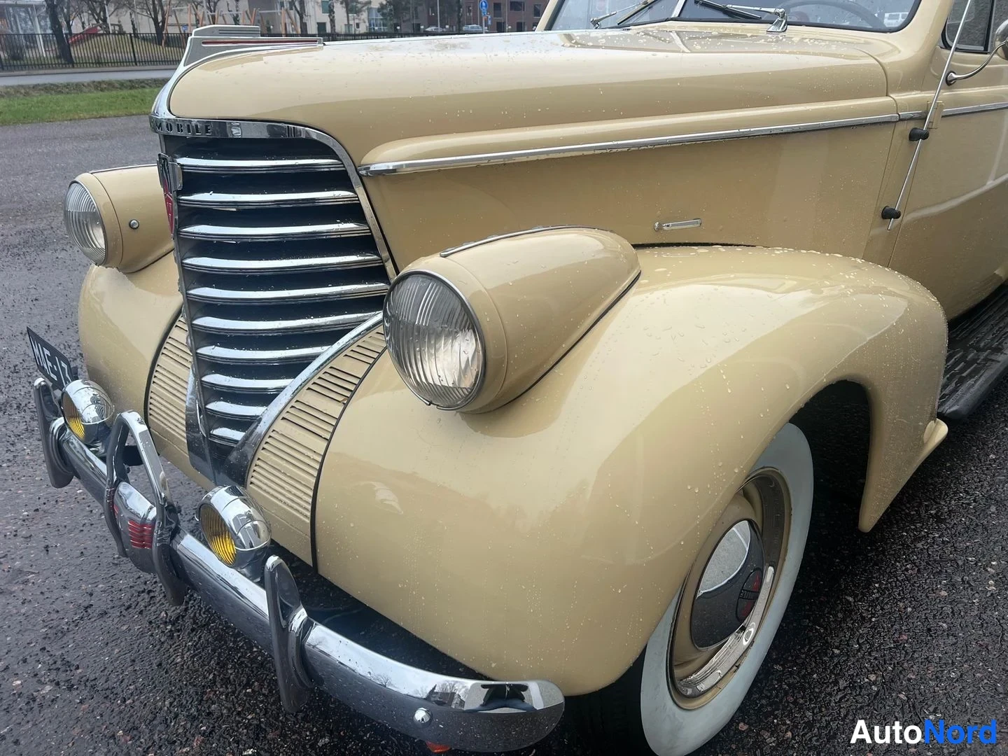 Beige Oldsmobile Coupe F 1938, snett framifrån, fronten åt vänster, bild 3