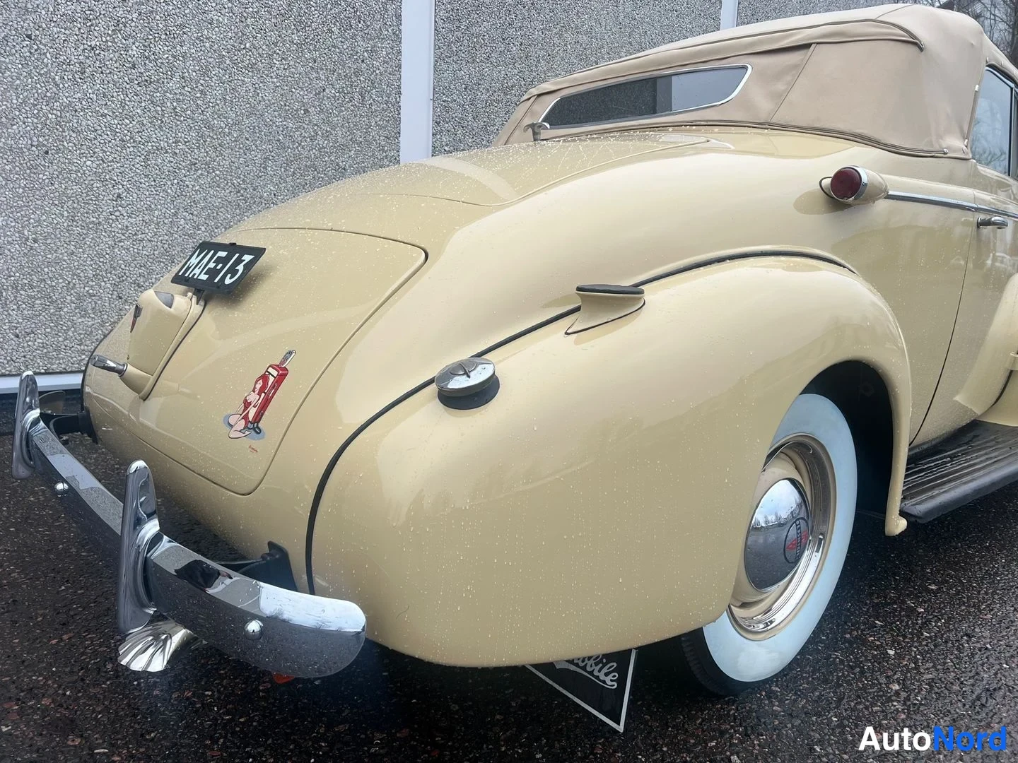 Beige Oldsmobile Coupe F 1938, snett bakifrån, bild 14