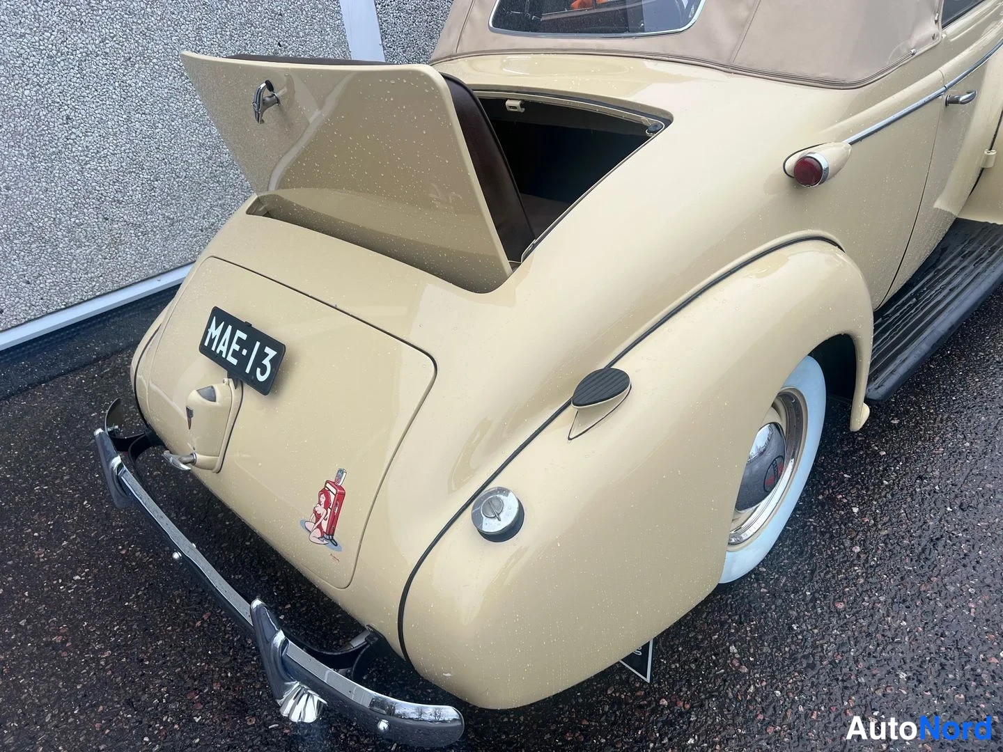 Beige Oldsmobile Coupe F 1938, snett bakifrån, bild 13