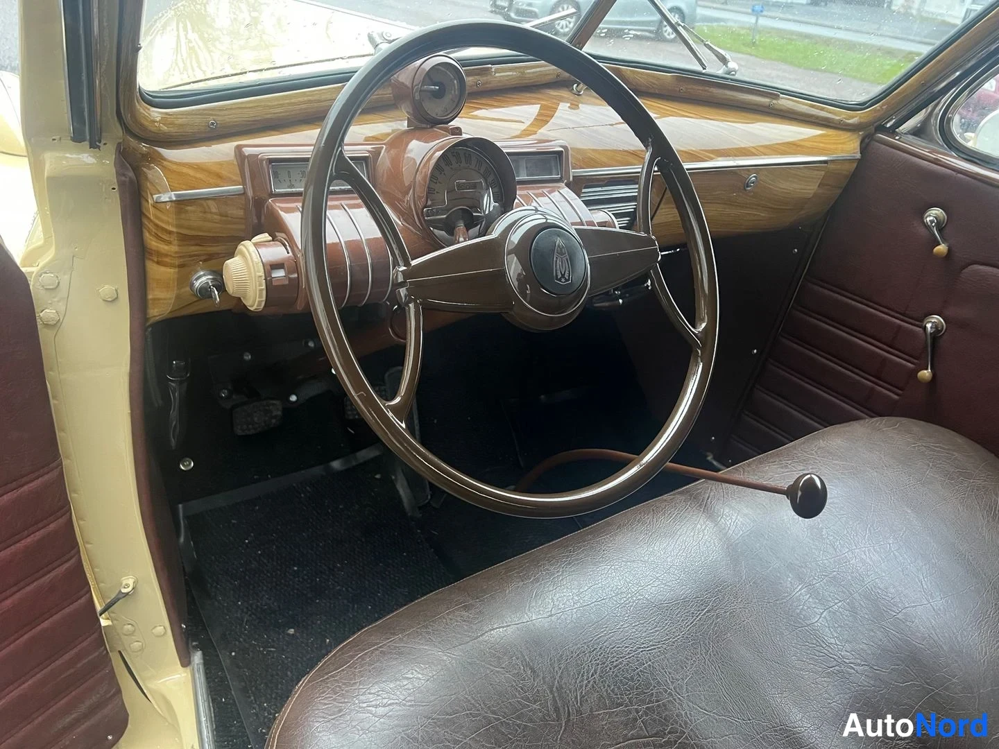 Beige Oldsmobile Coupe F 1938, förarplats, bild 16