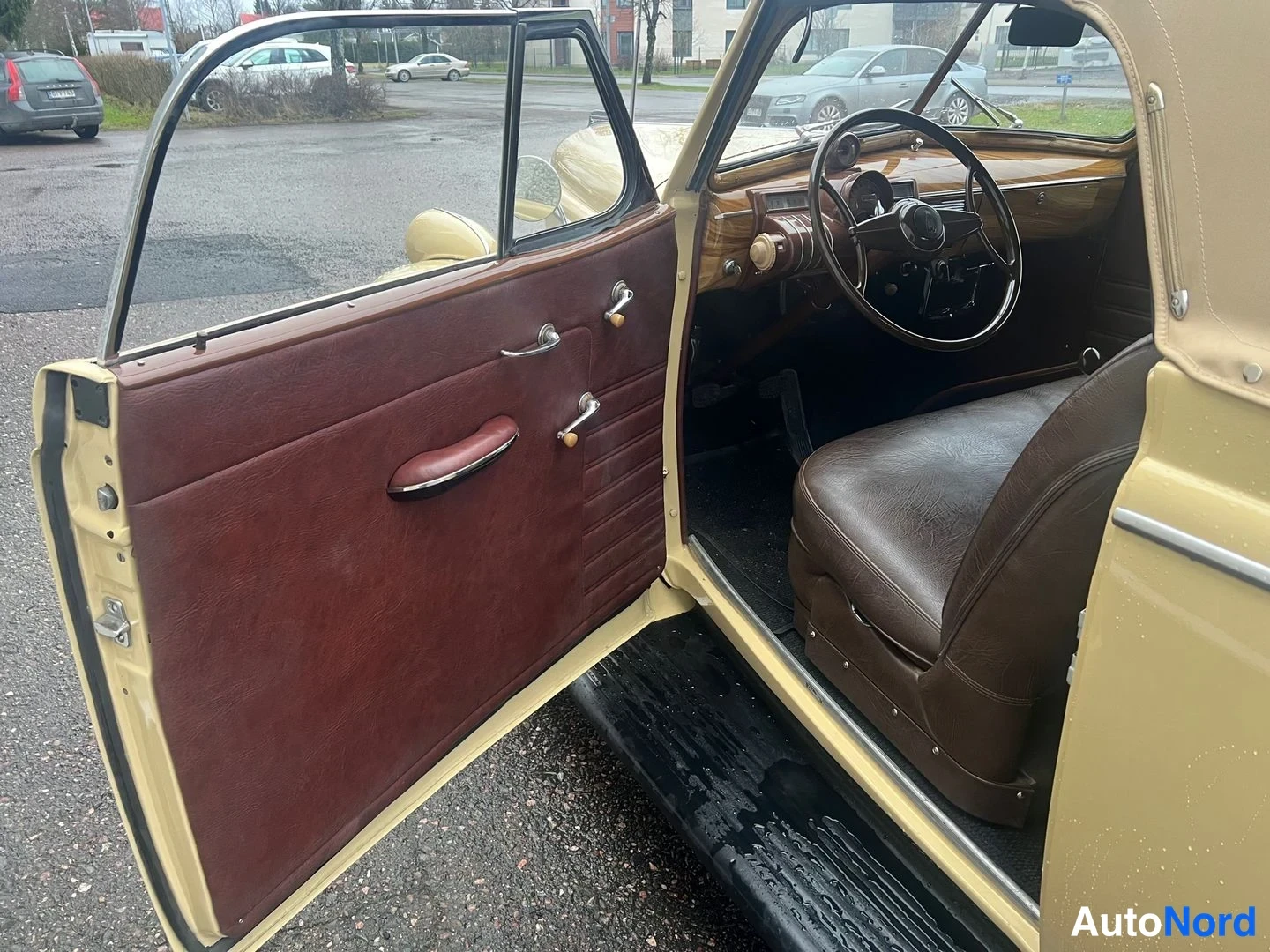 Beige Oldsmobile Coupe F 1938, förarplats, bild 17
