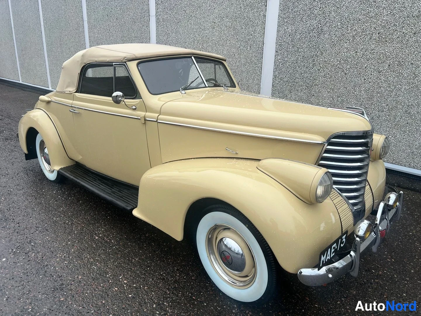 Beige Oldsmobile Coupe F 1938, snett framifrån, fronten åt höger, bild 5