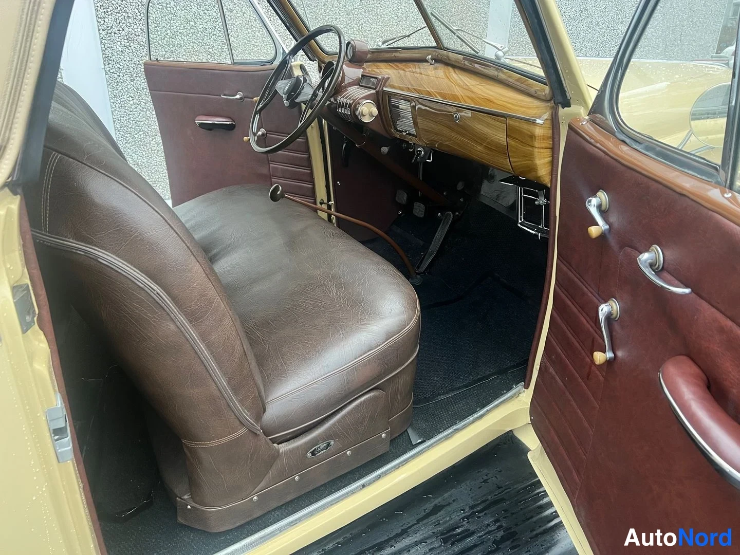 Beige Oldsmobile Coupe F 1938, förarplats, bild 19