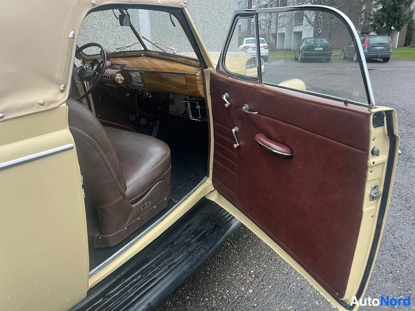 Beige Oldsmobile Coupe F 1938, förarplats, bild 18