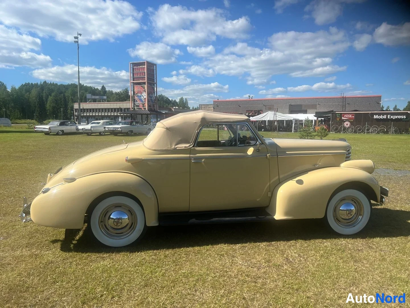 Beige Oldsmobile Coupe F 1938, från sidan, bild 9