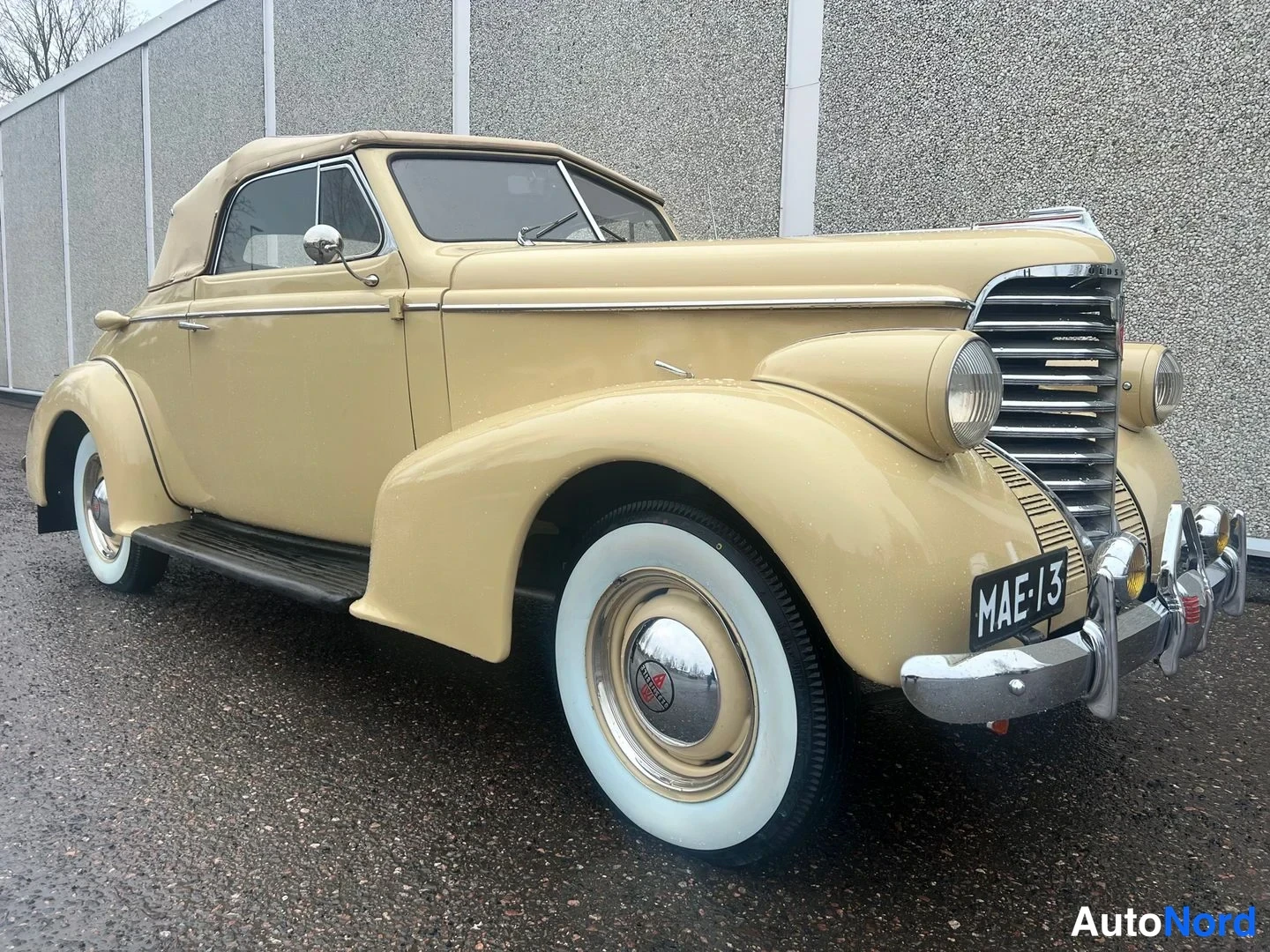 Beige Oldsmobile Coupe F 1938, snett framifrån, fronten åt höger, bild 6