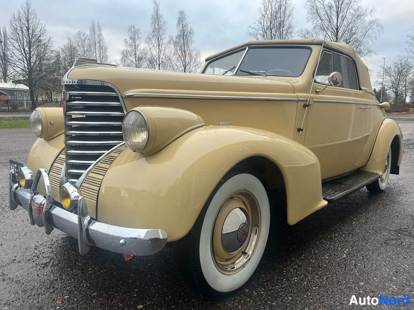 Beige Oldsmobile Coupe F 1938, snett framifrån, fronten åt vänster, bild 2