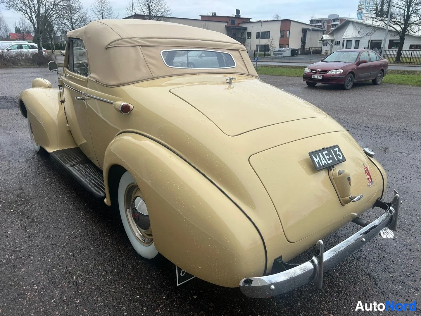 Beige Oldsmobile Coupe F 1938, snett bakifrån, bild 11