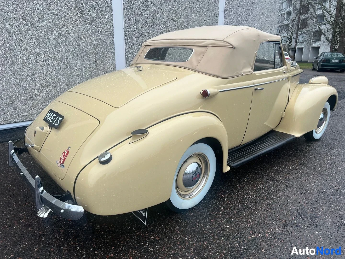 Beige Oldsmobile Coupe F 1938, snett bakifrån, bild 12