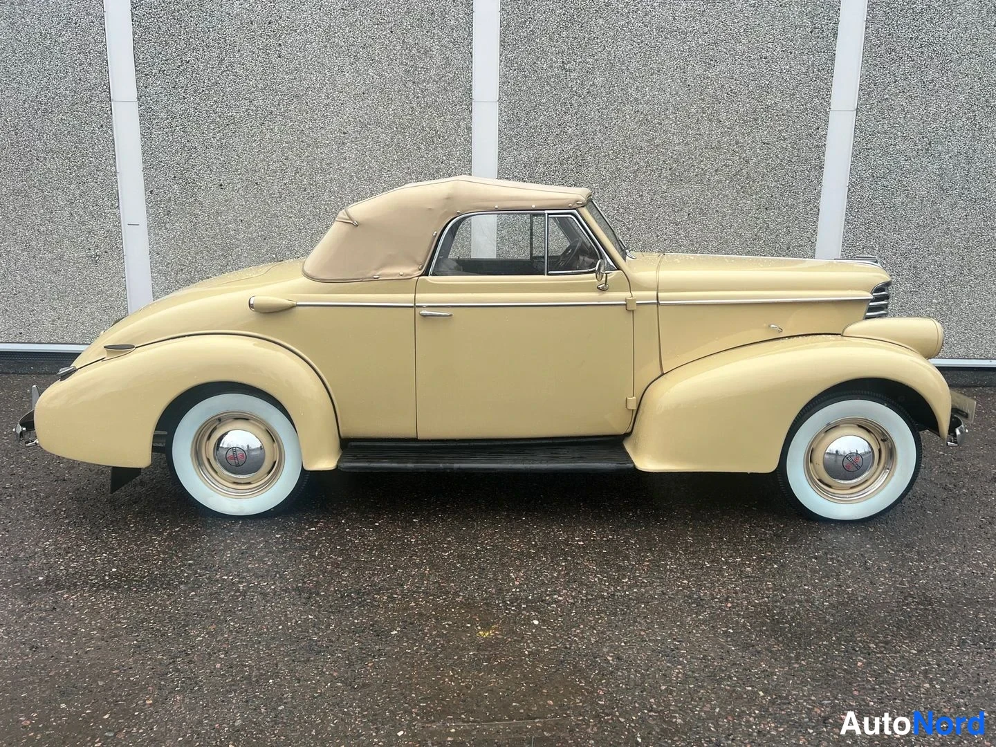 Beige Oldsmobile Coupe F 1938, från sidan, bild 8