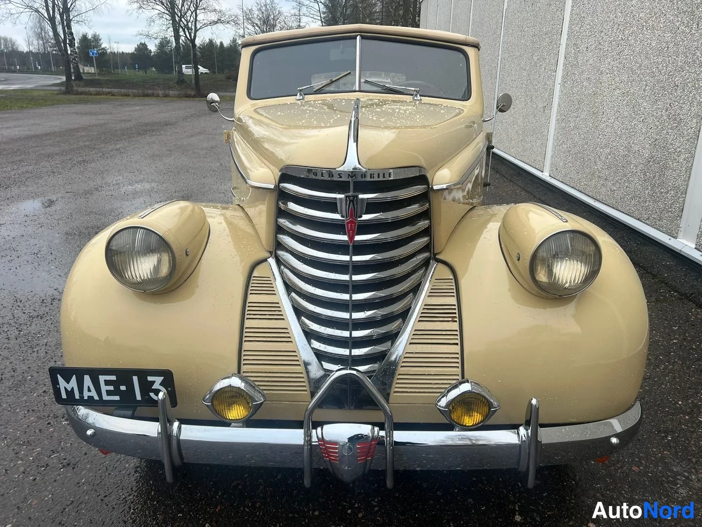Beige Oldsmobile Coupe F 1938, framifrån, bild 7
