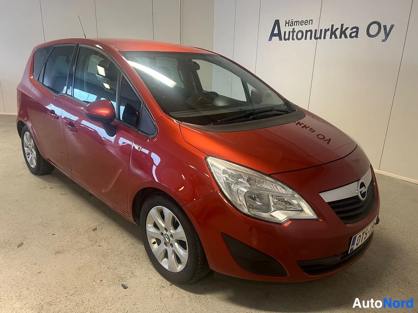 Orange Opel Meriva 2013, snett framifrån, fronten åt höger, bild 2