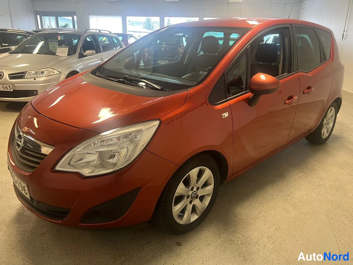 Orange Opel Meriva 2013, snett framifrån, fronten åt vänster, bild 3