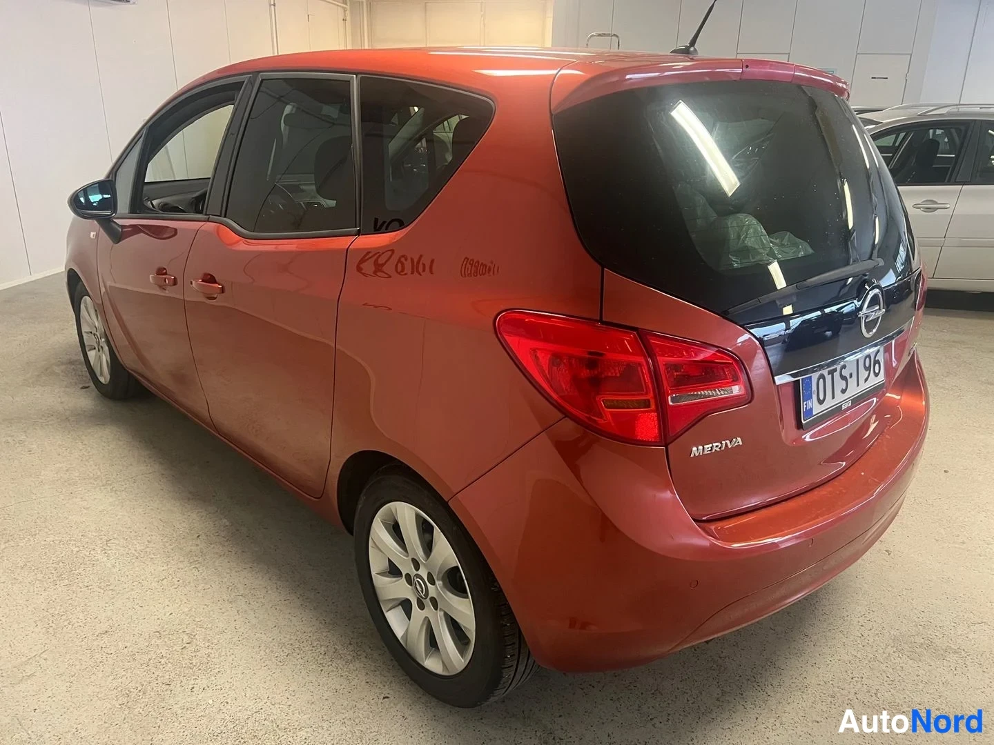 Orange Opel Meriva 2013, snett bakifrån, bild 6