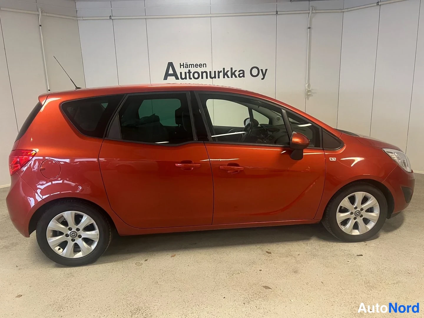 Orange Opel Meriva 2013, från sidan, bild 5