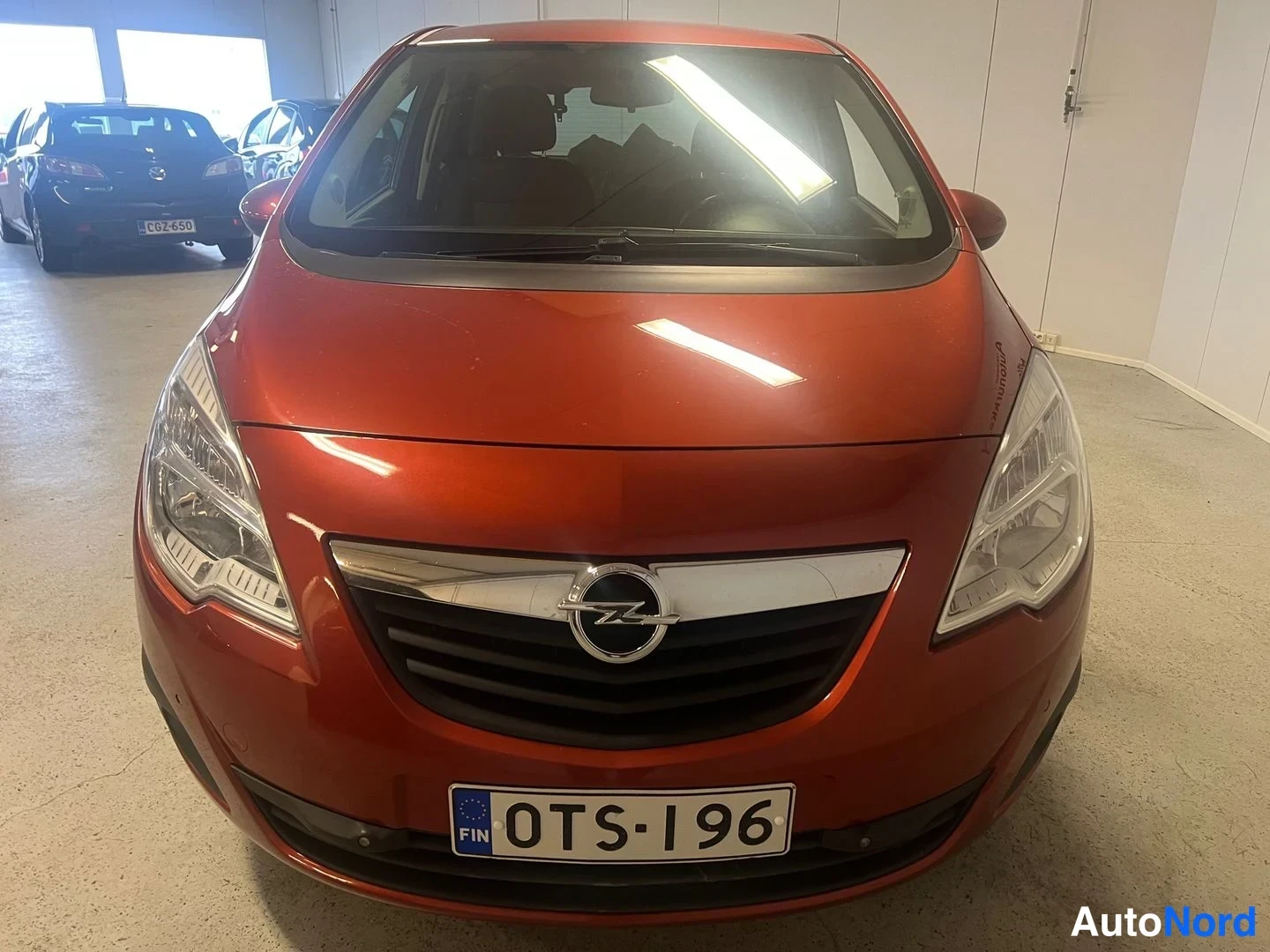 Orange Opel Meriva 2013, framifrån, bild 4