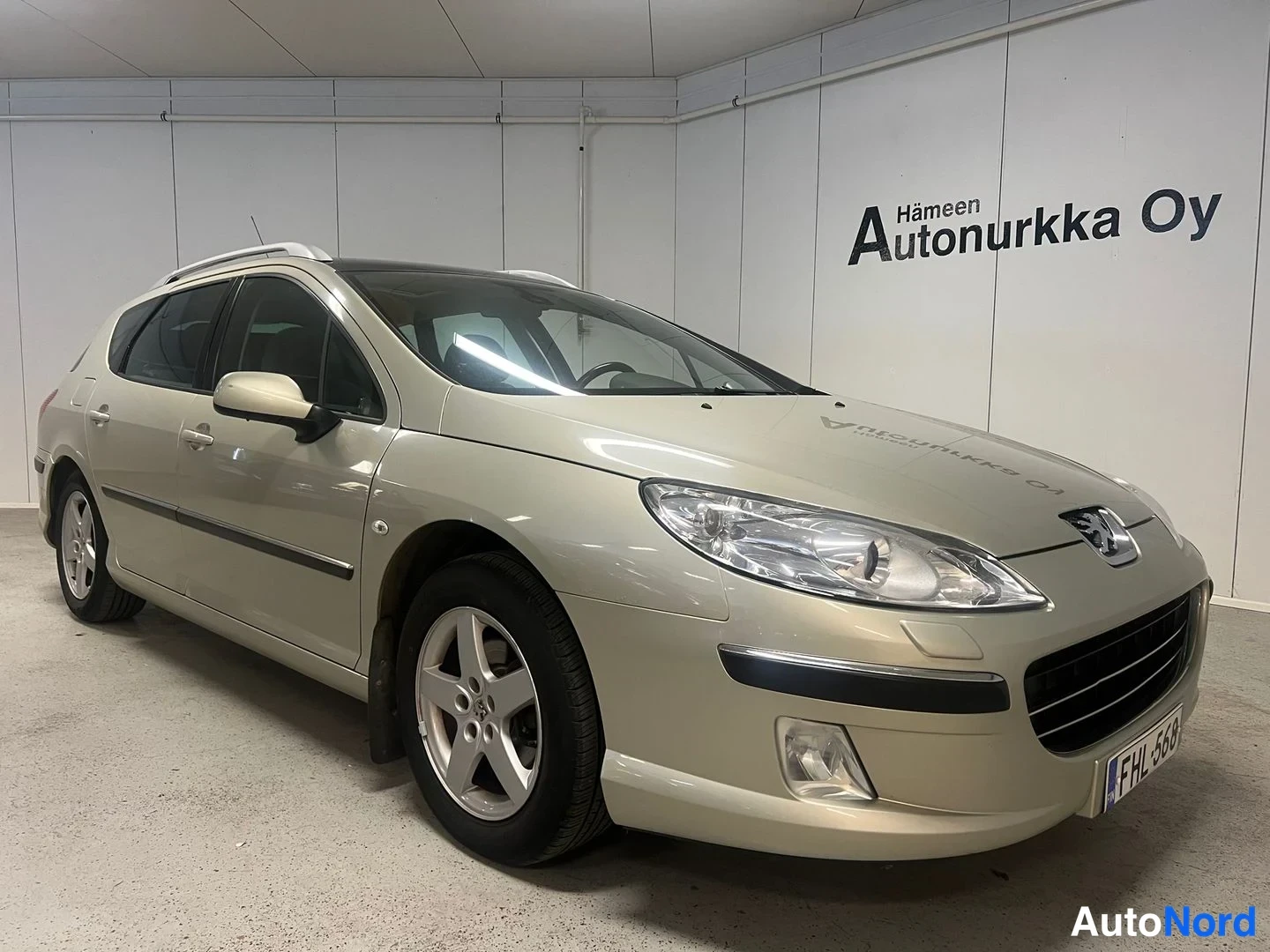 Beige Peugeot 407 2006, snett framifrån, fronten åt höger, bild 3
