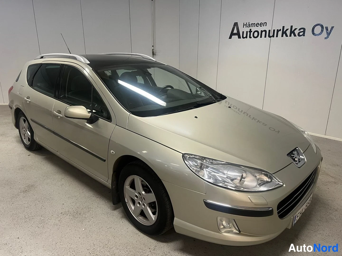 Beige Peugeot 407 2006, snett framifrån, fronten åt höger, bild 4