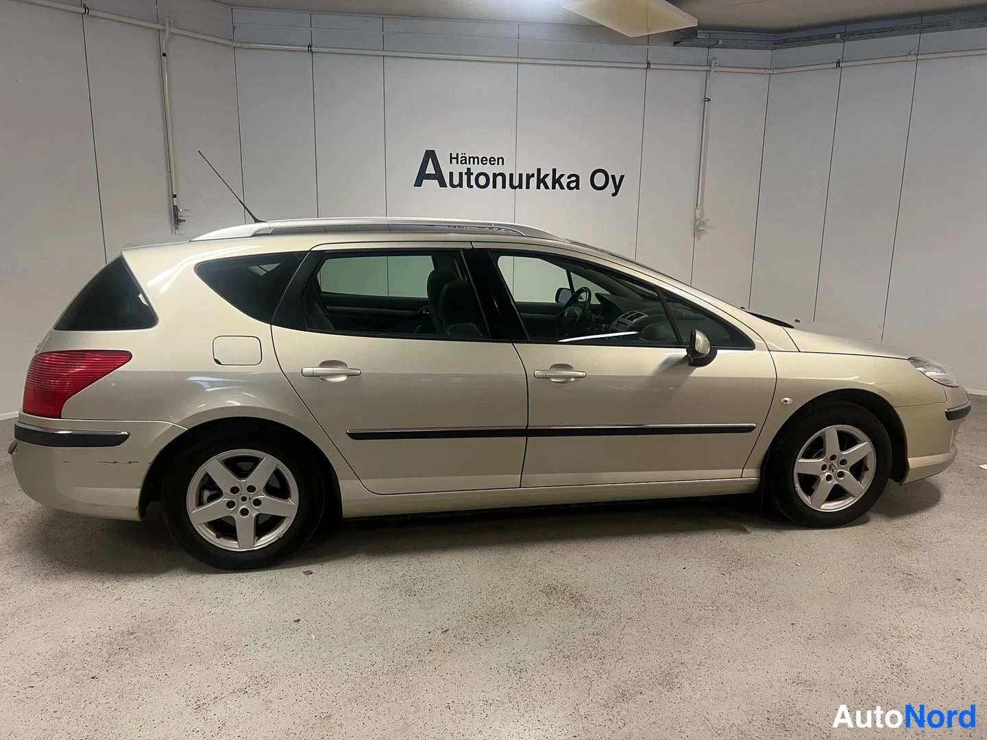Beige Peugeot 407 2006, från sidan, bild 6