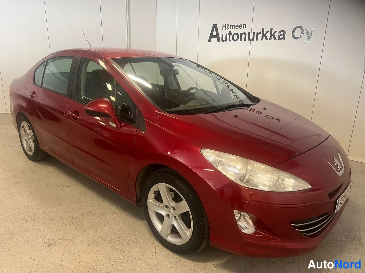 Röd Peugeot 408 2013, snett framifrån, fronten åt höger, bild 5