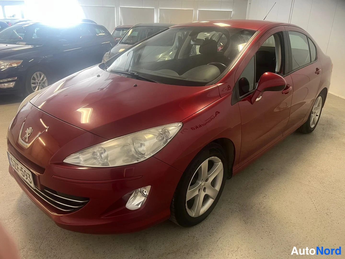 Röd Peugeot 408 2013, snett framifrån, fronten åt vänster, bild 2