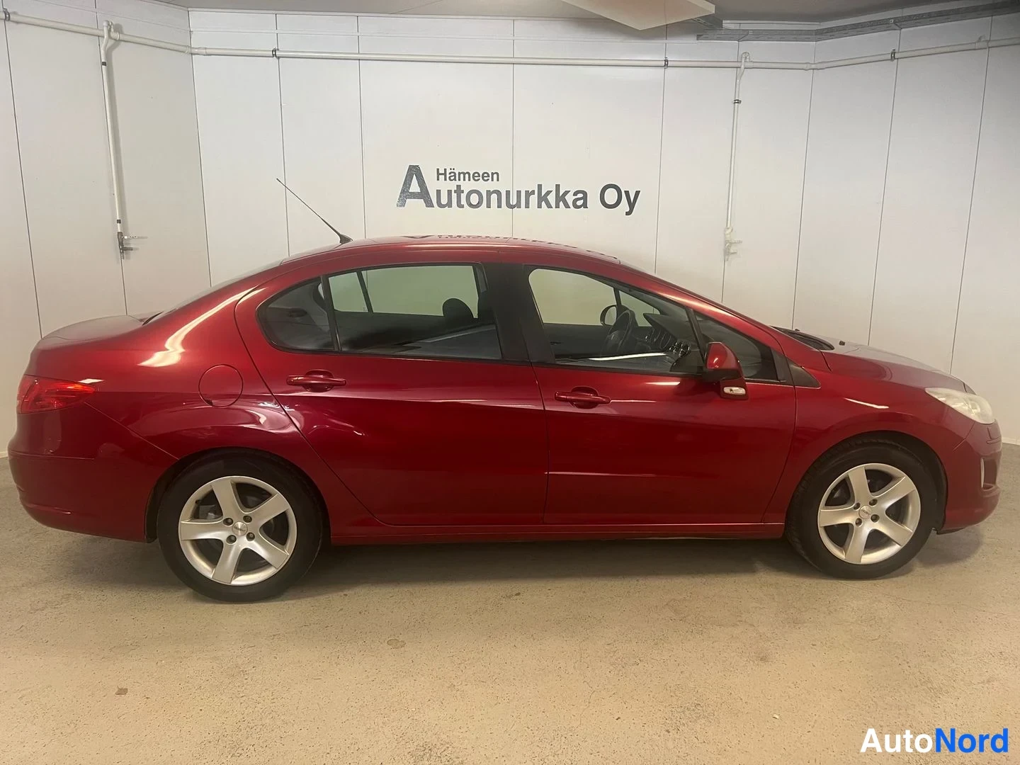 Röd Peugeot 408 2013, från sidan, bild 9
