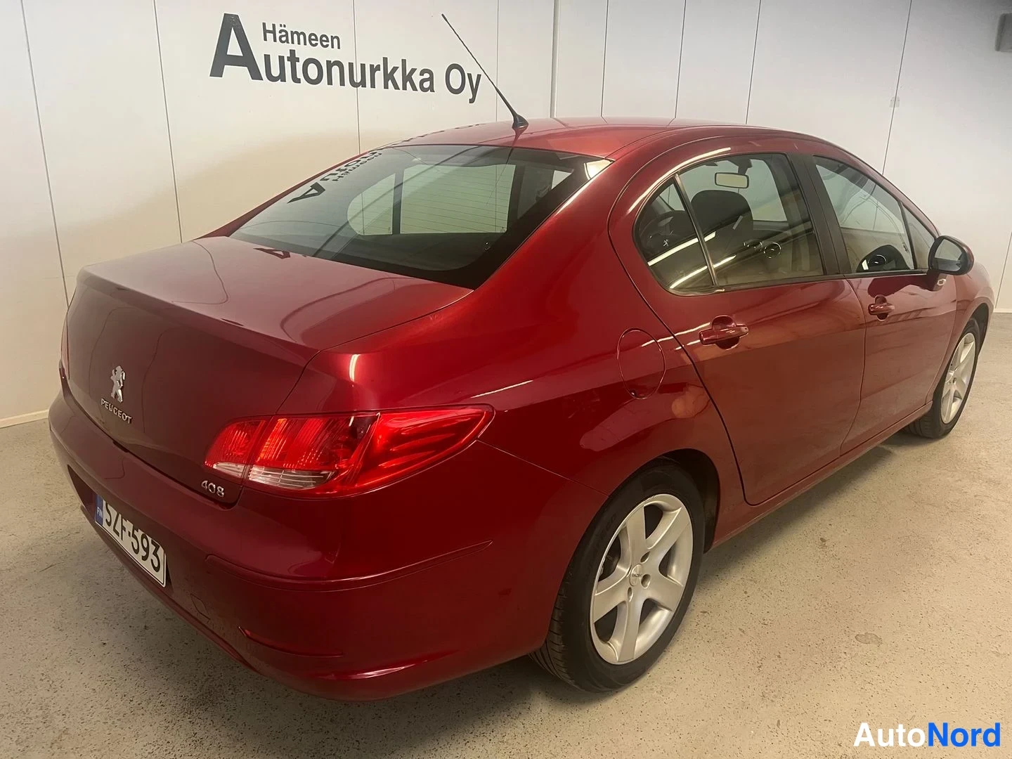 Röd Peugeot 408 2013, snett bakifrån, bild 11