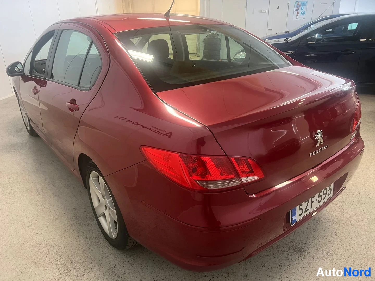 Röd Peugeot 408 2013, snett bakifrån, bild 12