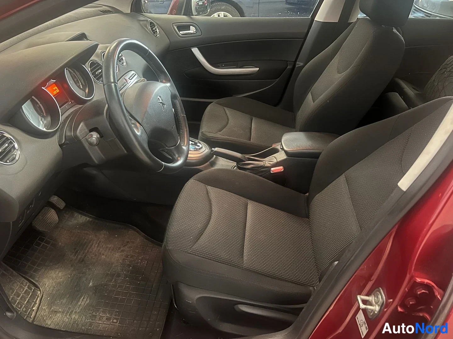 Röd Peugeot 408 2013, förarplats, bild 15