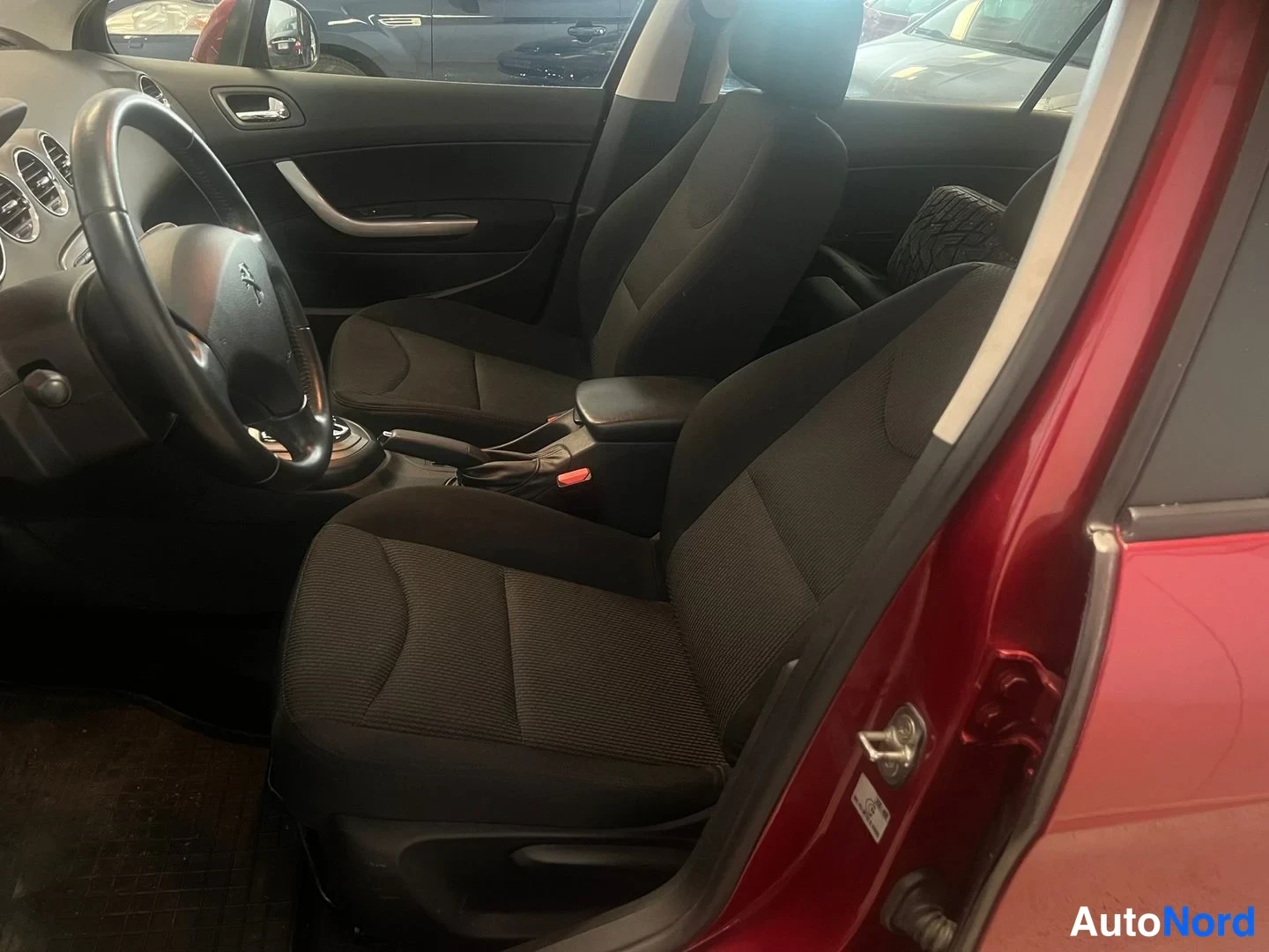 Röd Peugeot 408 2013, framsäten, bild 18