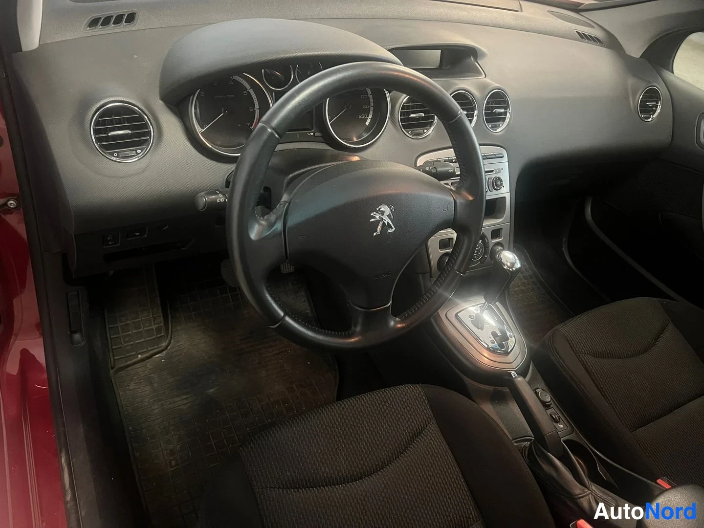 Röd Peugeot 408 2013, förarplats, bild 16