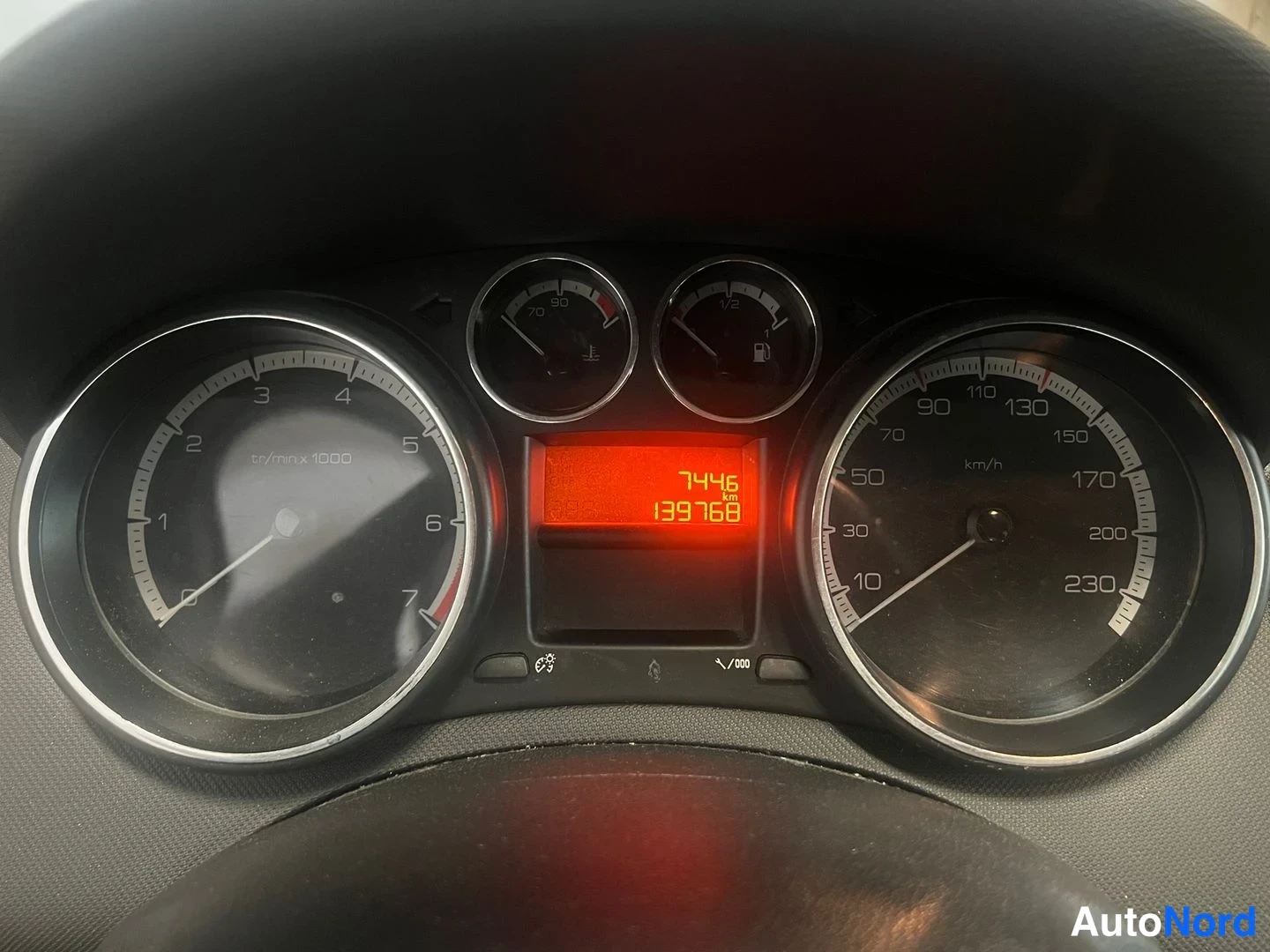 Röd Peugeot 408 2013, detalj, bild 21