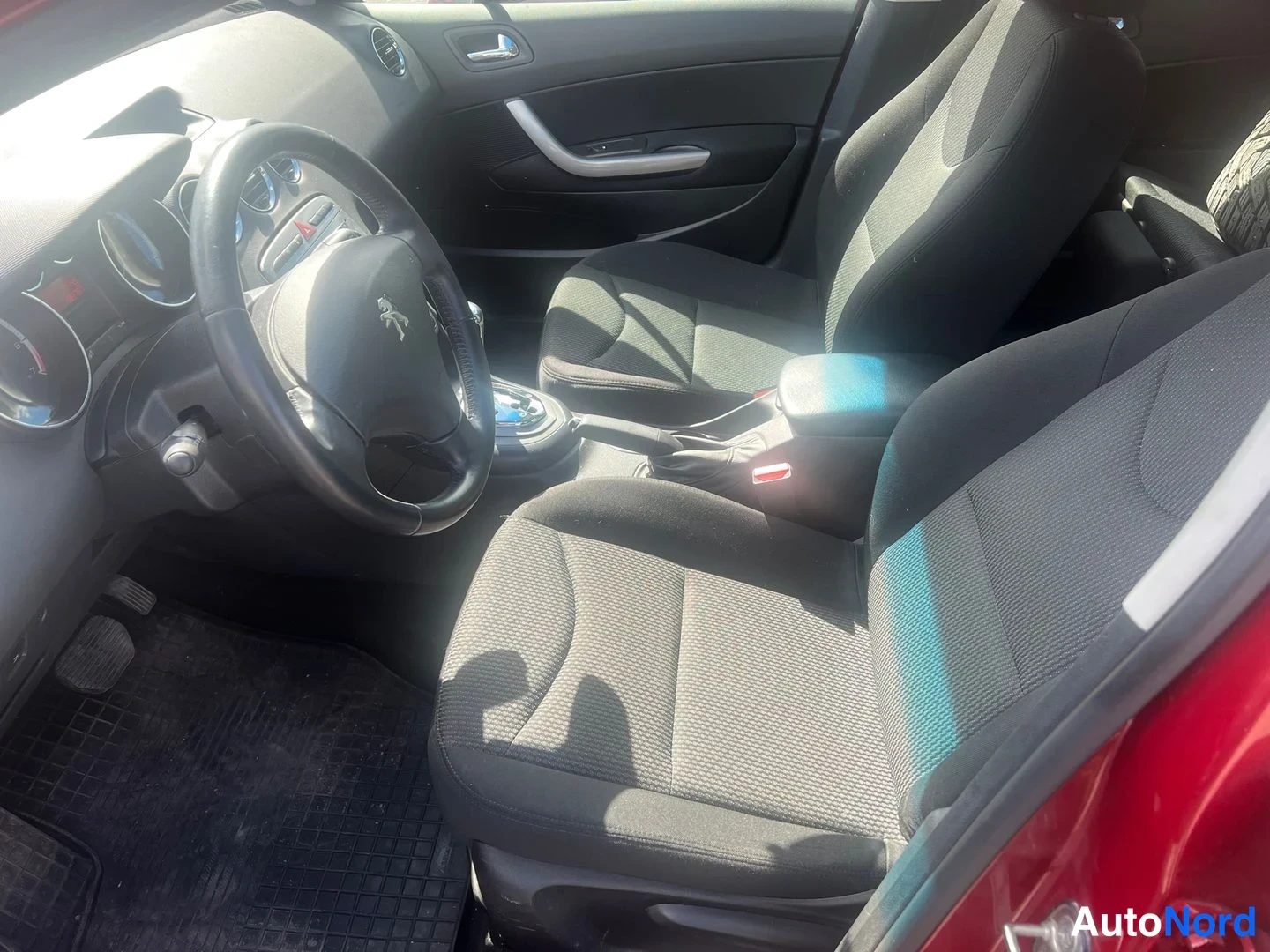 Röd Peugeot 408 2013, förarplats, bild 17