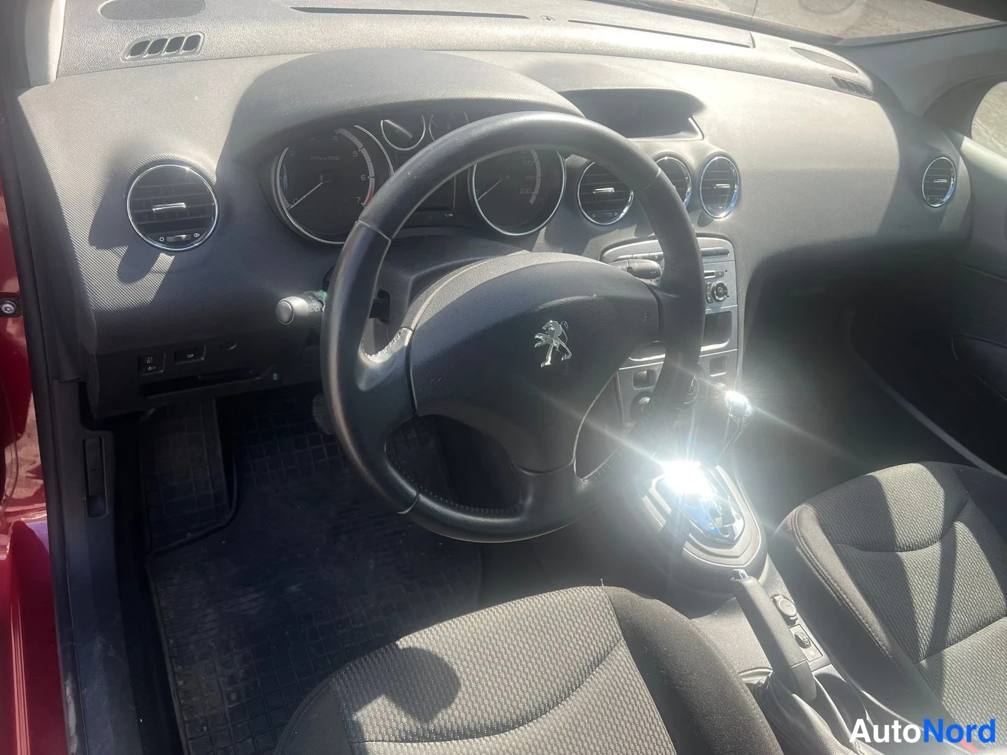 Röd Peugeot 408 2013, förarplats, bild 14