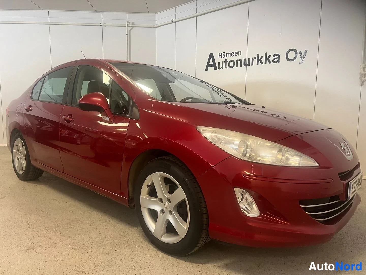 Röd Peugeot 408 2013, snett framifrån, fronten åt vänster, bild 3