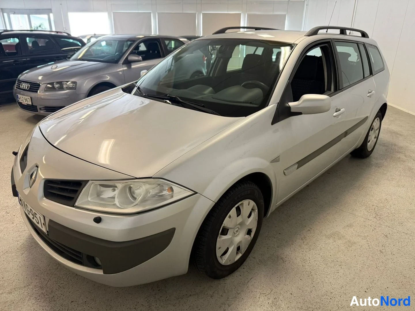 Silver Renault Megane 2007, snett framifrån, fronten åt vänster, bild 2