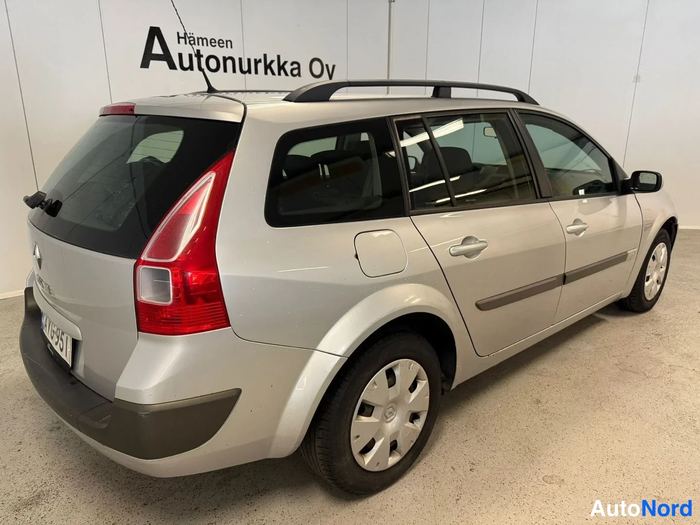 Silver Renault Megane 2007, snett bakifrån, bild 6