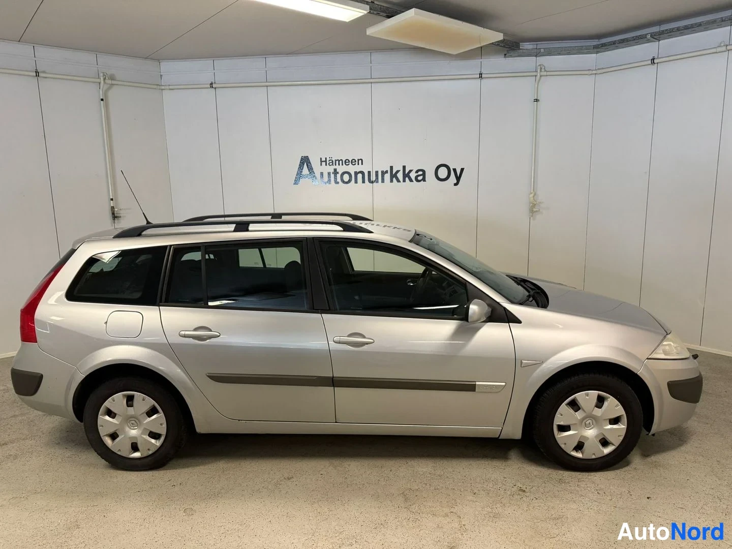 Silver Renault Megane 2007, från sidan, bild 4