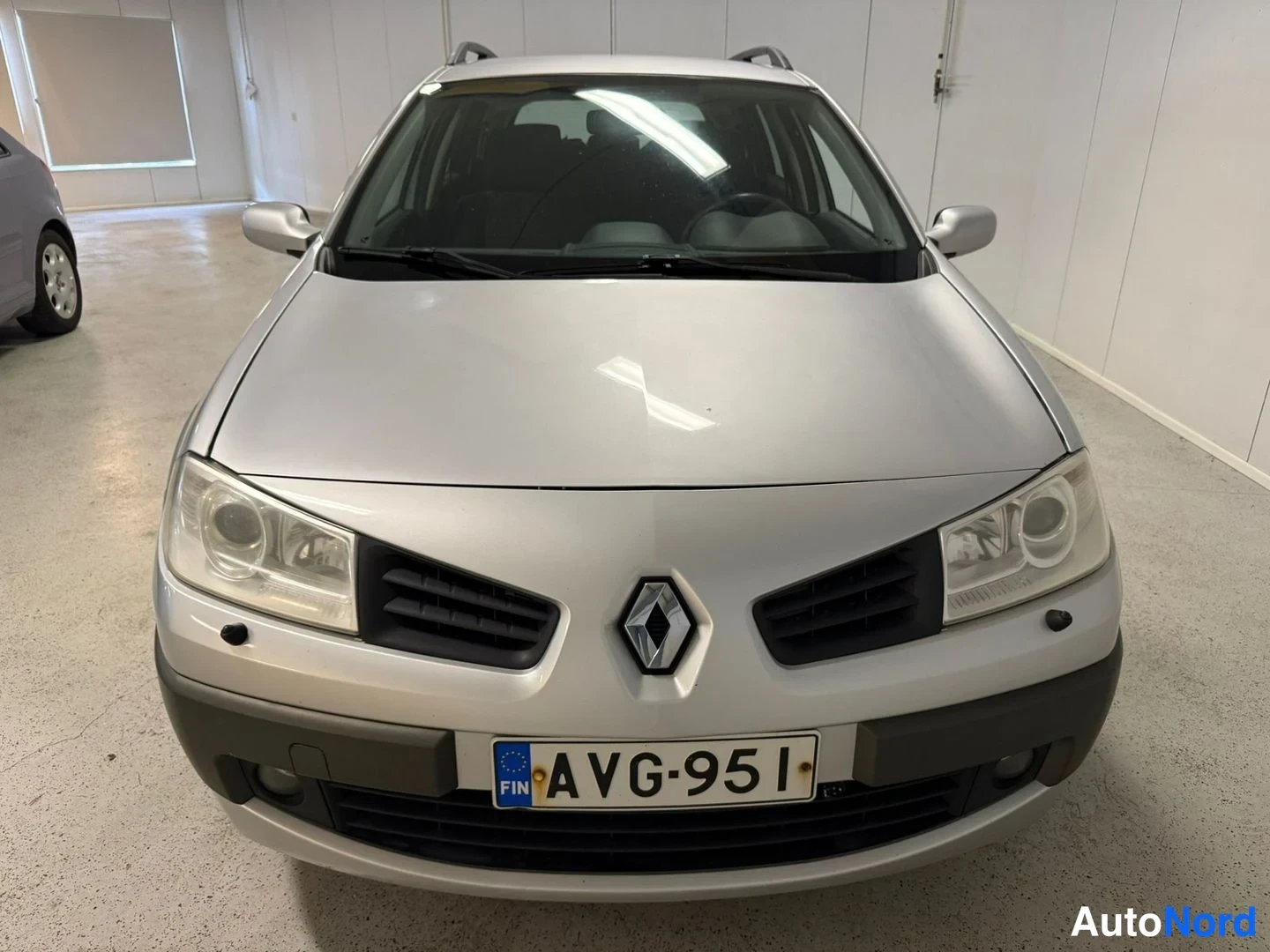 Silver Renault Megane 2007, framifrån, bild 3