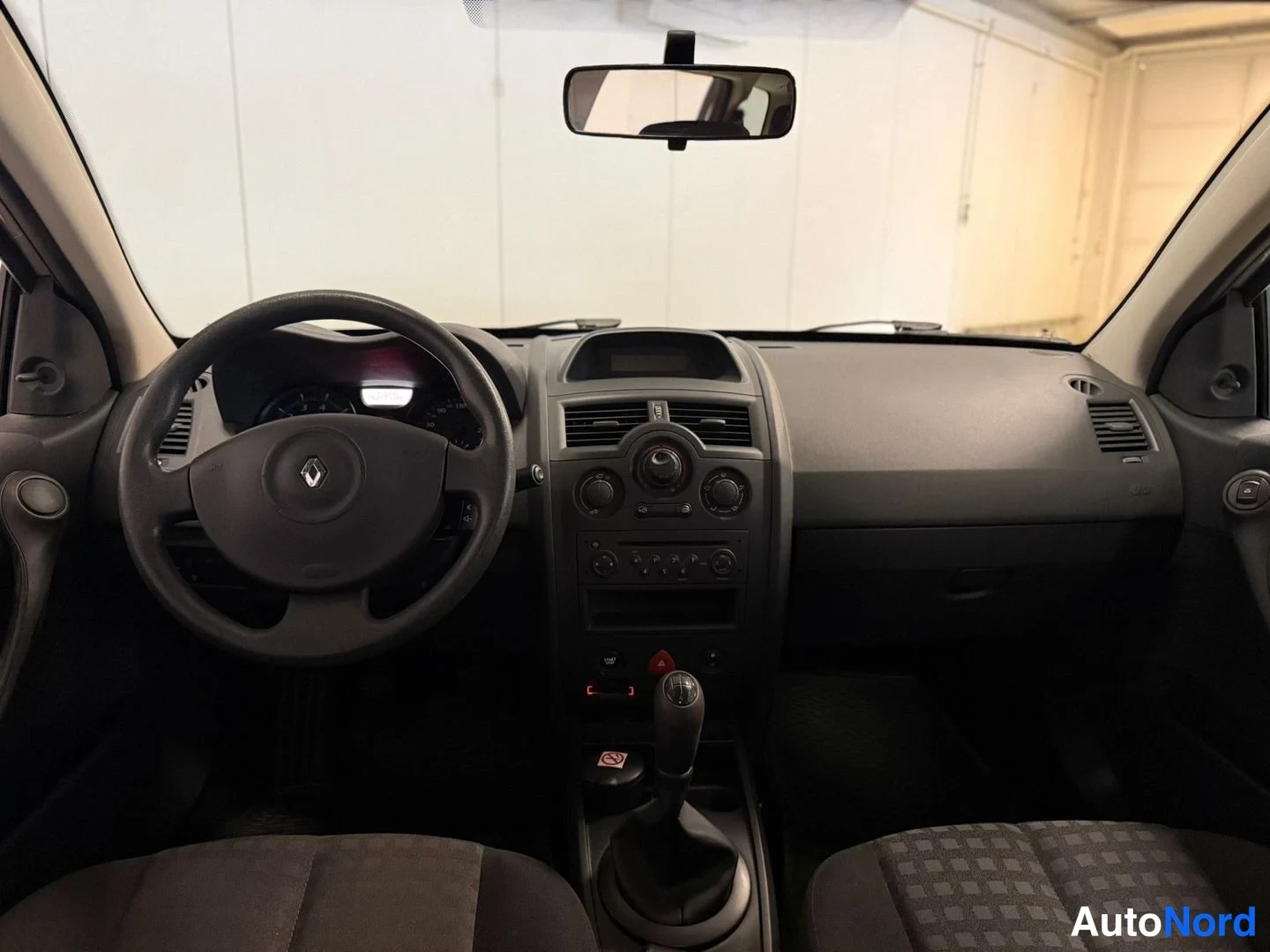 Silver Renault Megane 2007, förarplats, bild 8