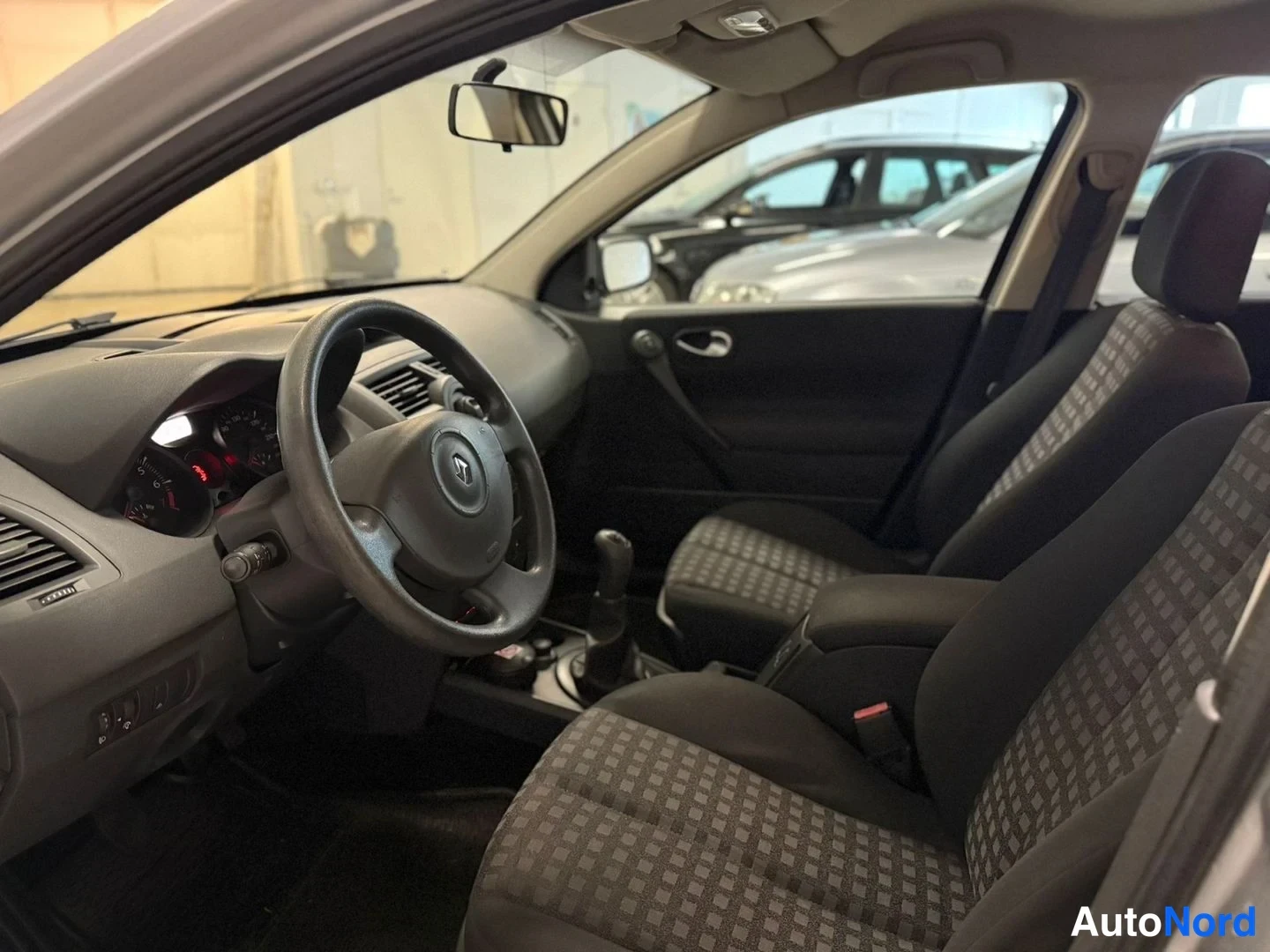 Silver Renault Megane 2007, förarplats, bild 9