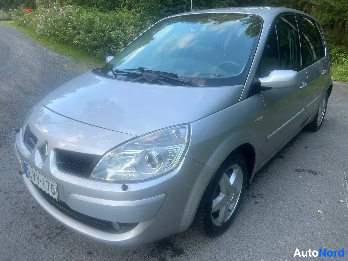 Silver Renault Scenic 2008, snett framifrån, fronten åt vänster, bild 2