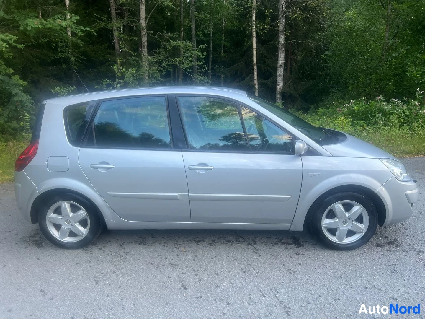 Silver Renault Scenic 2008, från sidan, bild 4