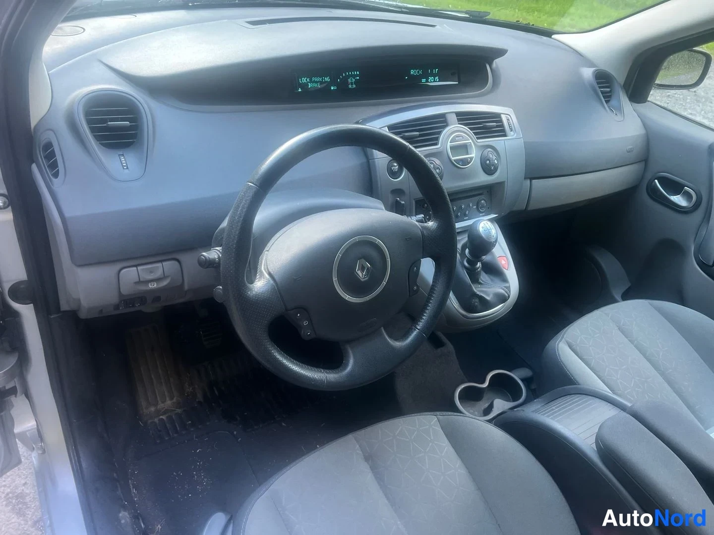 Silver Renault Scenic 2008, förarplats, bild 9