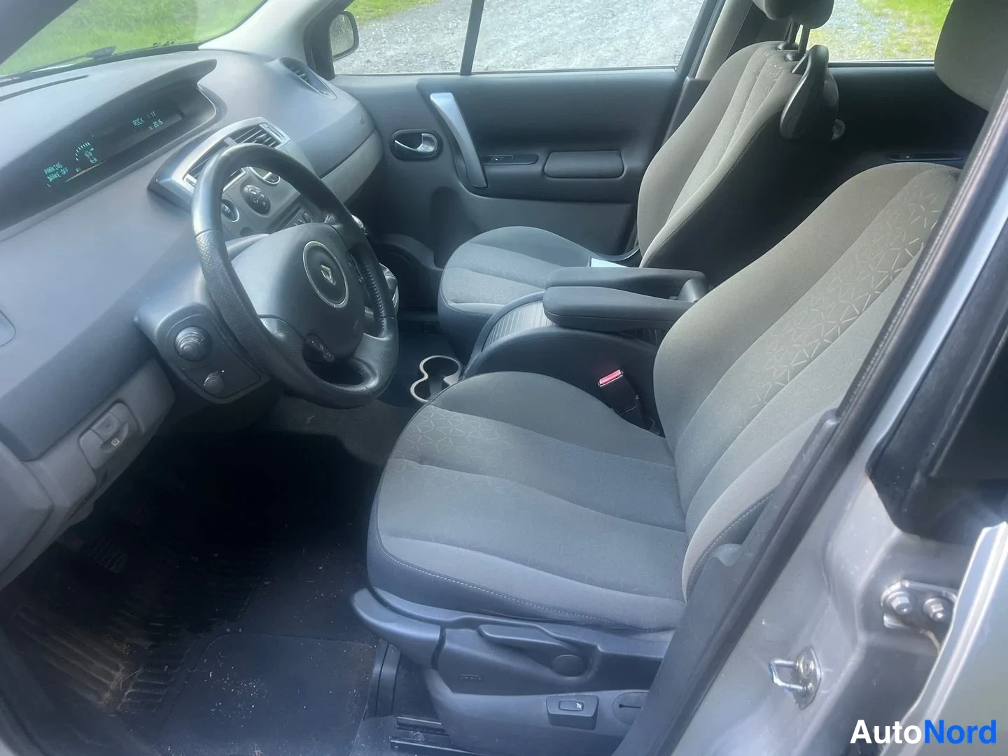 Silver Renault Scenic 2008, förarplats, bild 8