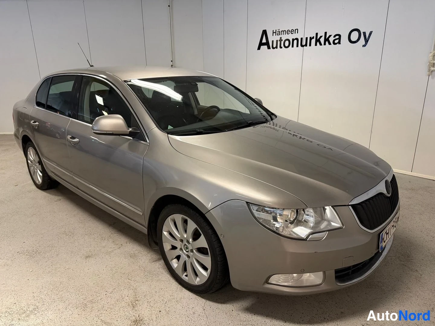 Beige Skoda Superb 2009, snett framifrån, fronten åt höger, bild 2