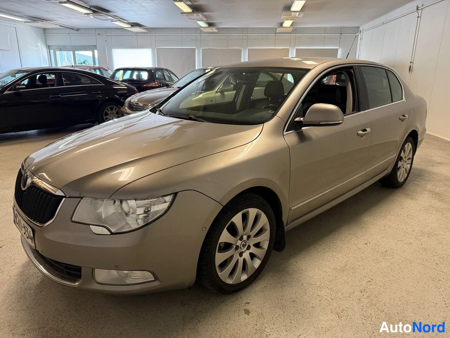 Beige Skoda Superb 2009, snett framifrån, fronten åt vänster, bild 3