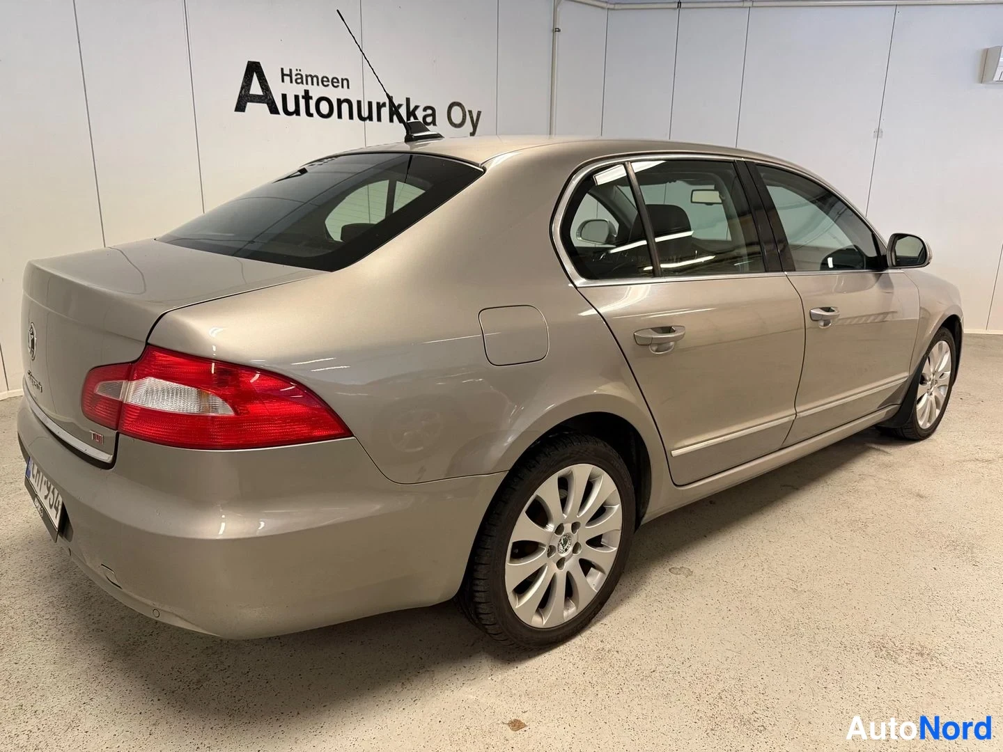 Beige Skoda Superb 2009, snett bakifrån, bild 6