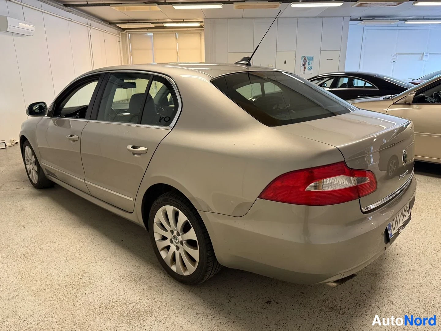 Beige Skoda Superb 2009, snett bakifrån, bild 7